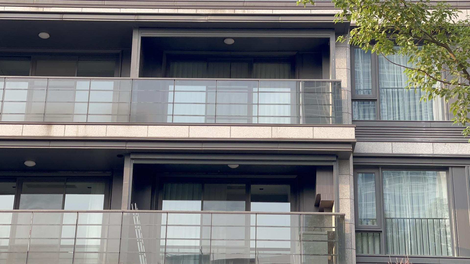 陽臺防風卷簾開啟狀態（面料開孔率5%）